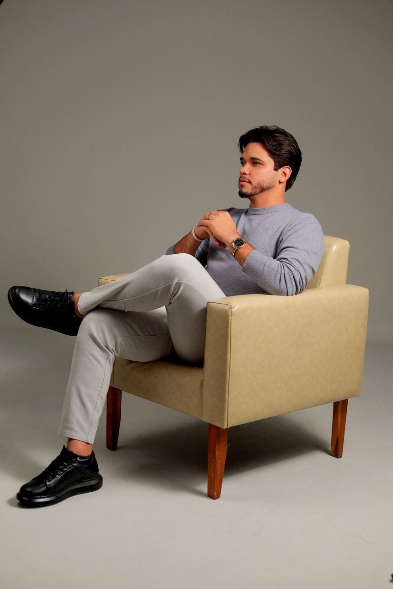 Vitor Hugo, criador da Haila, sentado numa poltrona
